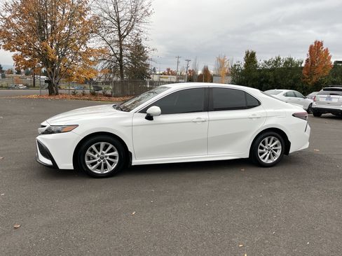 Used 2021 Toyota Camry SE image 2