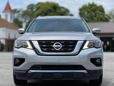 Used 2019 Nissan Pathfinder SV FWD image 2