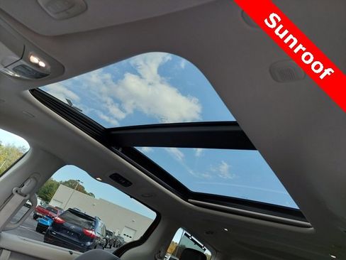 Used 2022 Chrysler Pacifica Touring-L image 11