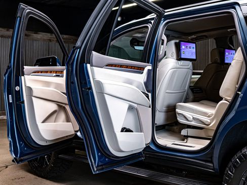 Used 2025 Cadillac Escalade Sport Platinum w/ LPO, Floor Liner Package image 30