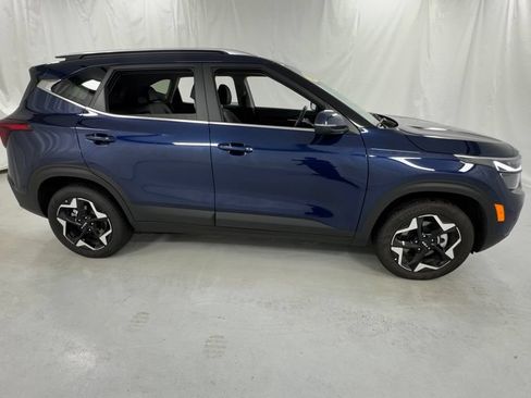 Used 2026 Kia Seltos EX AWD/4WD image 2