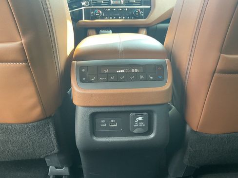 Used 2024 Nissan Pathfinder Platinum FWD image 18