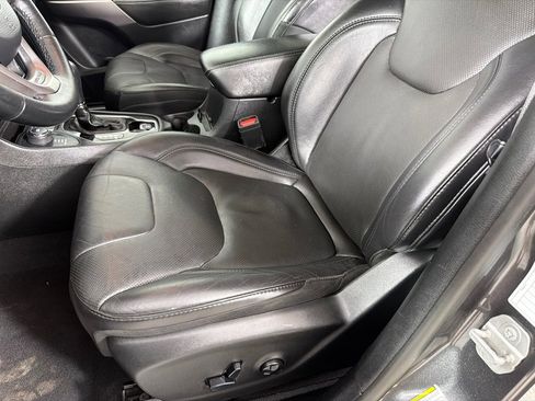 Used 2019 Jeep Cherokee Limited AWD/4WD image 12