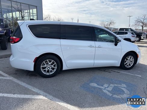 Used 2025 Chrysler Pacifica Select image 35