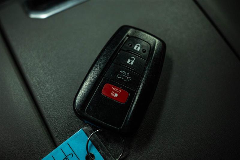 Used 2021 Toyota Highlander LE AWD/4WD image 25