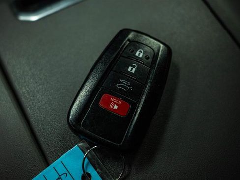 Used 2021 Toyota Highlander LE image 25