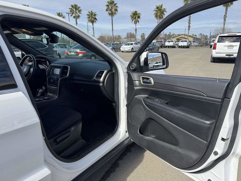 Used 2017 Jeep Grand Cherokee Laredo image 15