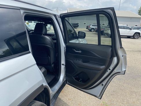Used 2023 Jeep Grand Cherokee Altitude AWD/4WD image 36