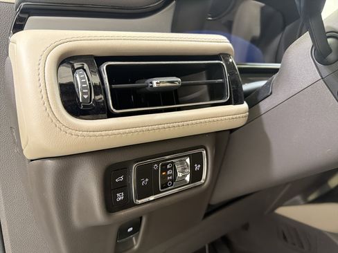 Used 2023 Lincoln Nautilus FWD w/ Premium Package image 20