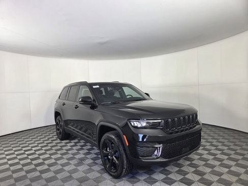 New 2025 Jeep Grand Cherokee Altitude image 2