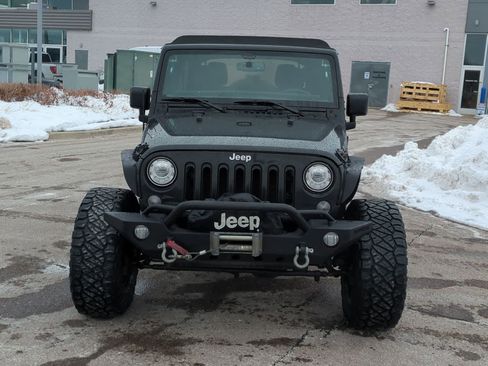 Used 2018 Jeep Wrangler Unlimited Rubicon w/ Connectivity Group image 3