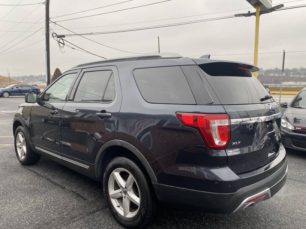 Used 2017 Ford Explorer XLT w/ Equipment Group 202A AWD/4WD image 9