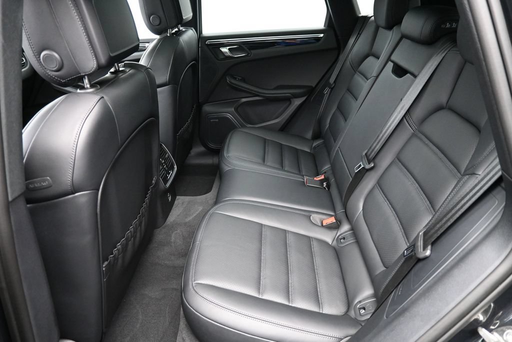 Certified 2026 Porsche Macan AWD/4WD image 7