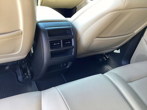 Used 2018 Cadillac XT5 FWD image 16