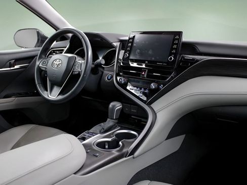 Used 2023 Toyota Camry XLE w/ Navigation Package FWD image 18