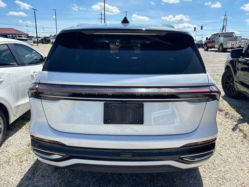 Used 2024 Lincoln Nautilus Reserve AWD/4WD image 3