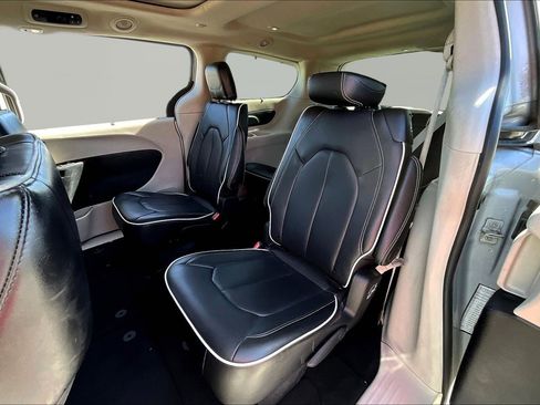 Used 2024 Chrysler Pacifica Limited FWD image 19