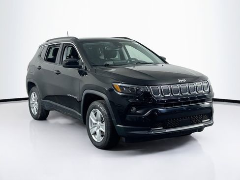 Used 2022 Jeep Compass Latitude w/ Sun and Sound Group AWD/4WD image 3