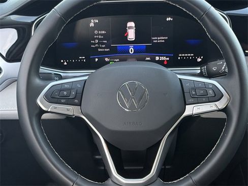Certified 2025 Volkswagen Taos SE image 10