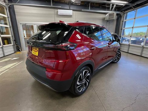 Used 2022 Chevrolet Bolt EUV Premier w/ Sun & Sound Package FWD image 5
