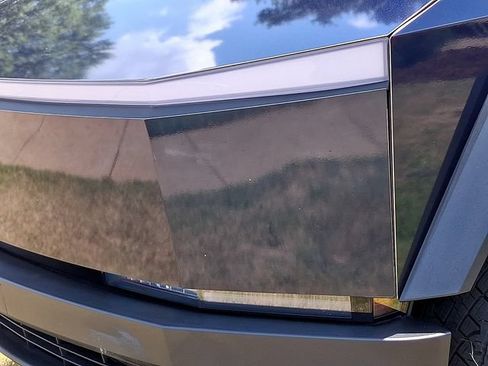 Used 2025 Tesla Cybertruck AWD Crew Cab image 9