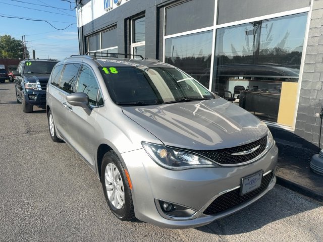 Used 2018 Chrysler Pacifica Touring-L Plus FWD image 1