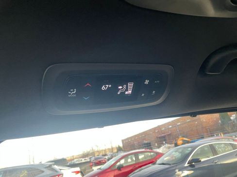 Used 2025 Chrysler Pacifica Select image 20