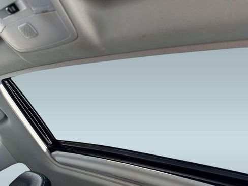 Used 2018 Toyota RAV4 XLE FWD image 15