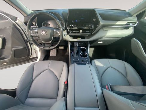 Used 2023 Toyota Highlander XLE AWD/4WD image 10