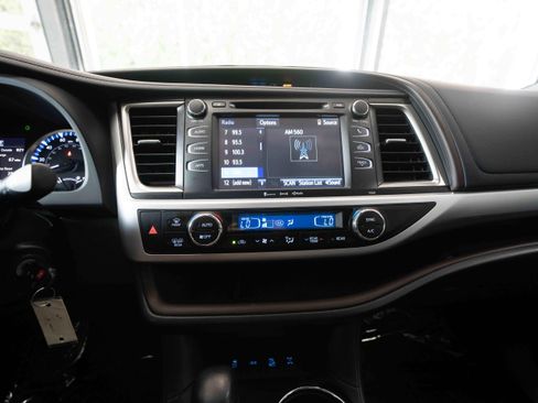 Used 2019 Toyota Highlander Plus w/ Carpet Mat Package (TMS) AWD/4WD image 17
