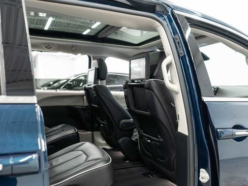 Used 2022 Chrysler Pacifica Limited w/ Uconnect Theater Family Group image 10
