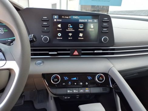 New 2026 Hyundai Elantra Hybrid FWD image 17