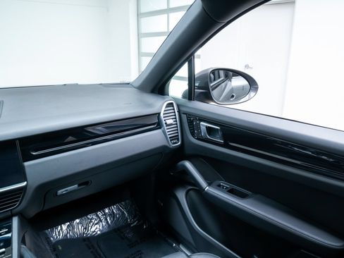 Used 2022 Porsche Cayenne Coupe AWD/4WD image 11