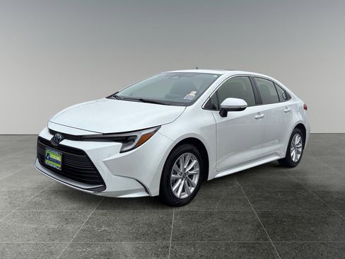 Used 2023 Toyota Corolla XLE image 3