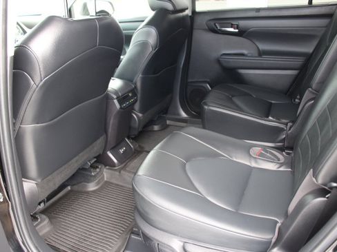 Certified 2022 Toyota Highlander XLE image 14