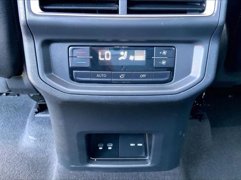Used 2024 Volkswagen Atlas SE AWD/4WD image 27