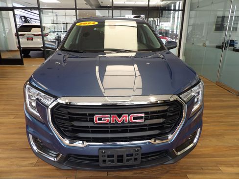 Used 2024 GMC Terrain SLE AWD/4WD image 2