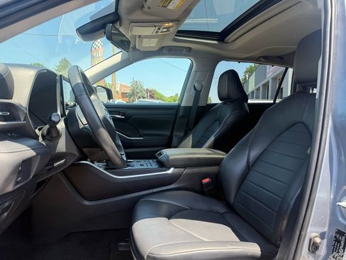Used 2022 Toyota Highlander XLE AWD/4WD image 20