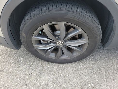 Used 2023 Volkswagen Tiguan SE w/ Panoramic Sunroof Package FWD image 5
