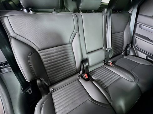 Used 2025 Land Rover Discovery Metropolitan Edition image 30