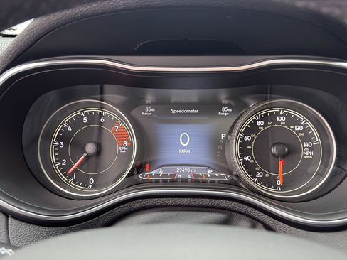 Used 2022 Jeep Cherokee Latitude Lux w/ Sun & Sound Group AWD/4WD image 8