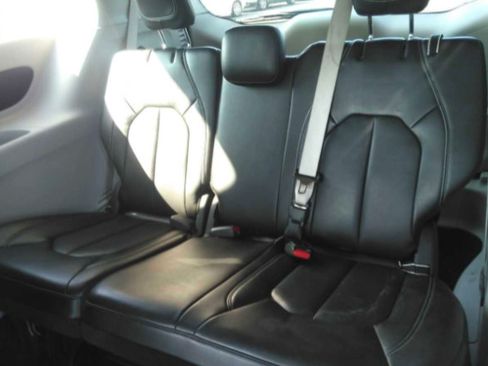 Used 2023 Chrysler Pacifica Touring-L FWD image 3