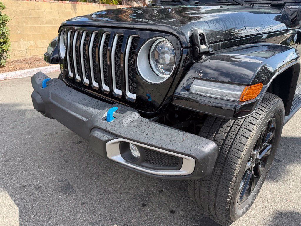 Used 2023 Jeep Wrangler Unlimited Sahara w/ Cold Weather Group AWD/4WD image 3