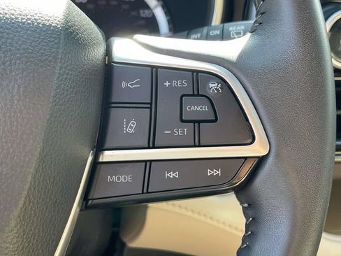 Used 2024 Toyota Highlander XLE AWD/4WD image 35