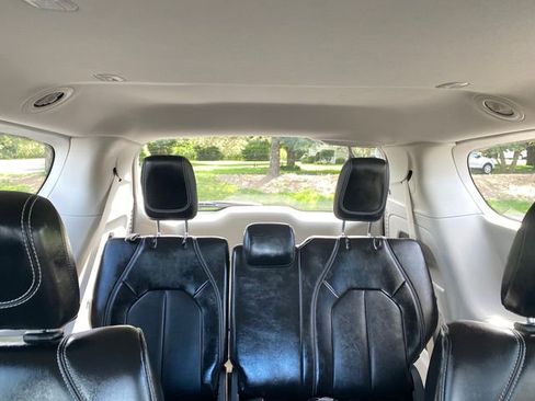 Used 2024 Chrysler Pacifica Touring-L image 31