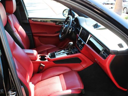 Used 2024 Porsche Macan Premium image 13