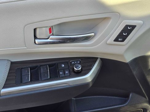 Used 2023 Toyota Sienna Limited image 26