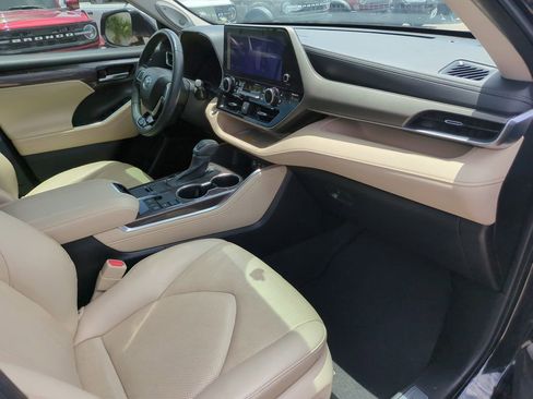 Used 2023 Toyota Highlander Limited FWD image 11