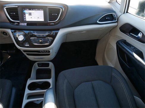 Used 2023 Chrysler Voyager LX image 12