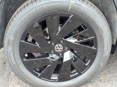 New 2026 Volkswagen Atlas Cross Sport SE image 9